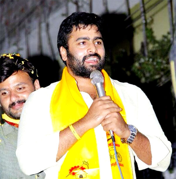 thuntari,nara rohit,tdp,chandrababu naidu  పసుపు రంగు పులిమేసిన తుంటరోడు!